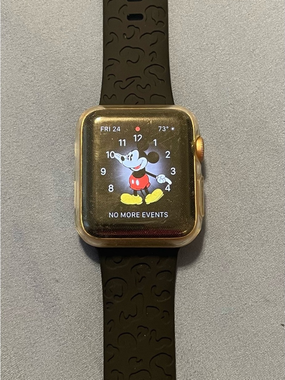 Apple Watch Series 3 (Gold) with Mickey Mouse Watch Face - Smartwatch - Picture 2 of 5